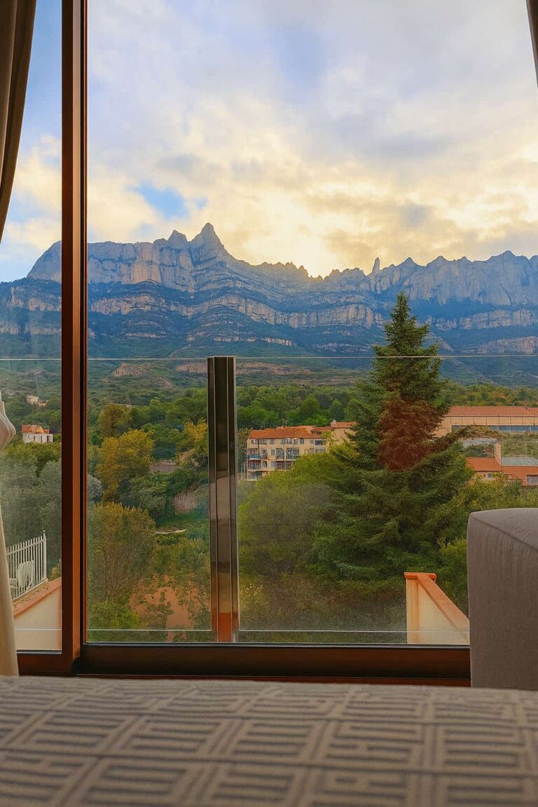 Salon comedor de Montserrat Paradise Apartment con ambiente confortable para descansar.