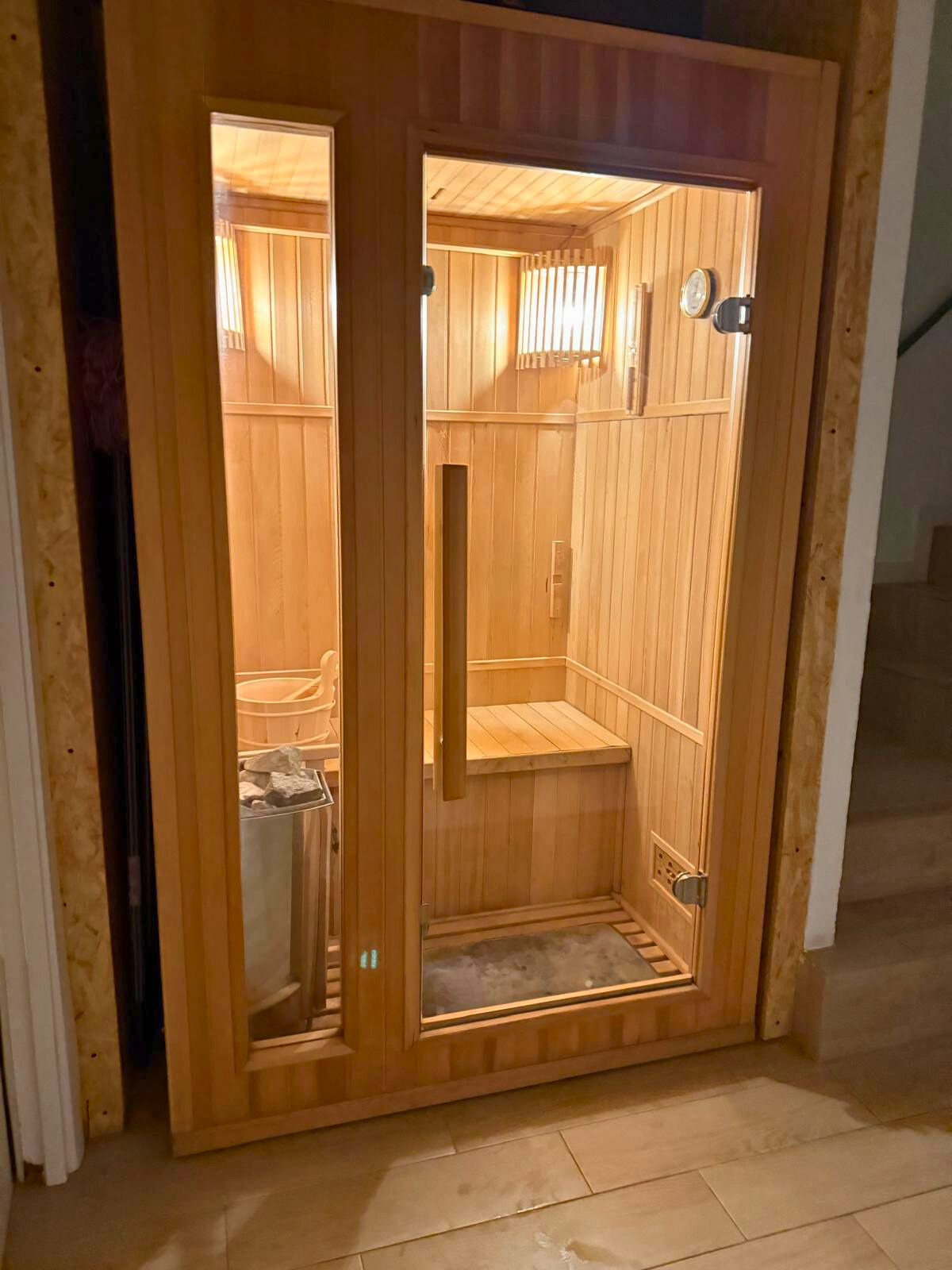 Sauna privada de Montserrat Paradise Apartment preparada para una estancia relajante.