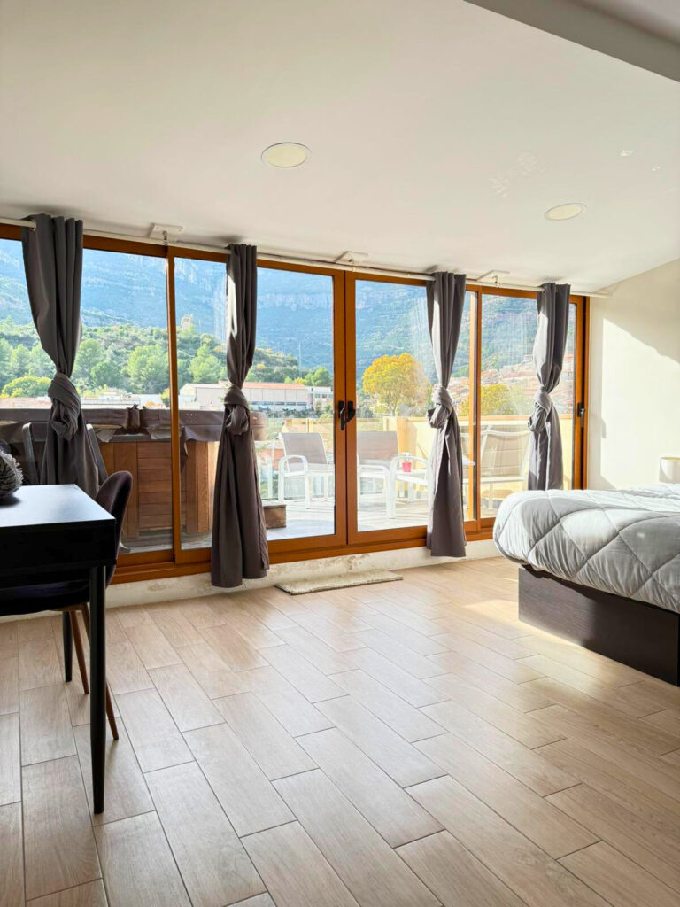 Dormitorio acogedor de Montserrat Paradise Apartment con cama preparada para los huespedes.