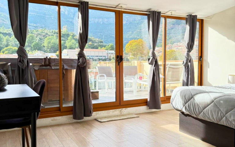 Dormitorio acogedor de Montserrat Paradise Apartment con cama preparada para los huespedes.