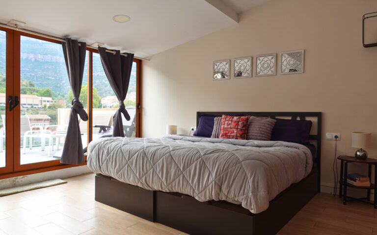 Dormitorio acogedor de Montserrat Paradise Apartment con cama preparada para los huespedes.