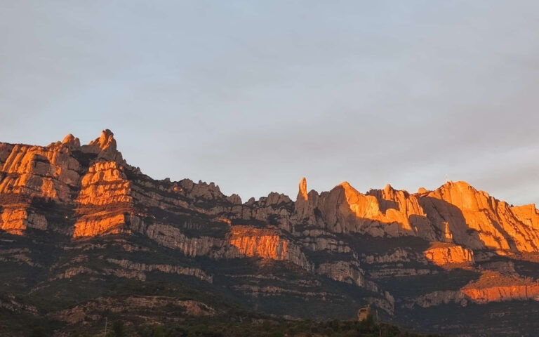 Vistas a la montana de Montserrat desde Montserrat Paradise Apartment y su entorno natural.