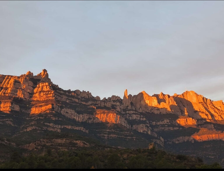 Vistas a la montana de Montserrat desde Montserrat Paradise Apartment y su entorno natural.
